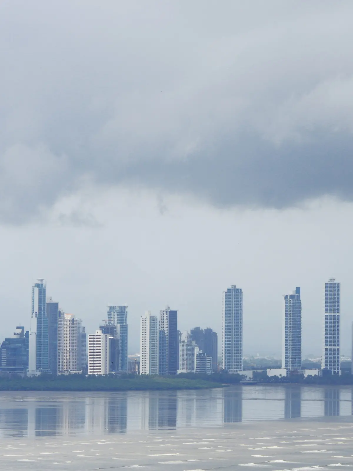 Gewitterwolken über Skyline von Panama-City - 22.05.2015