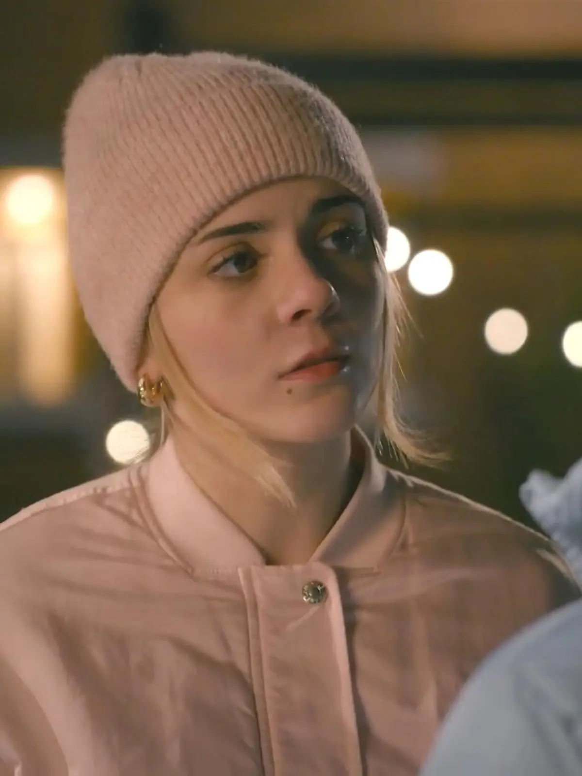 Bild zu: "Valea zwingt Joana, ihr zu helfen"