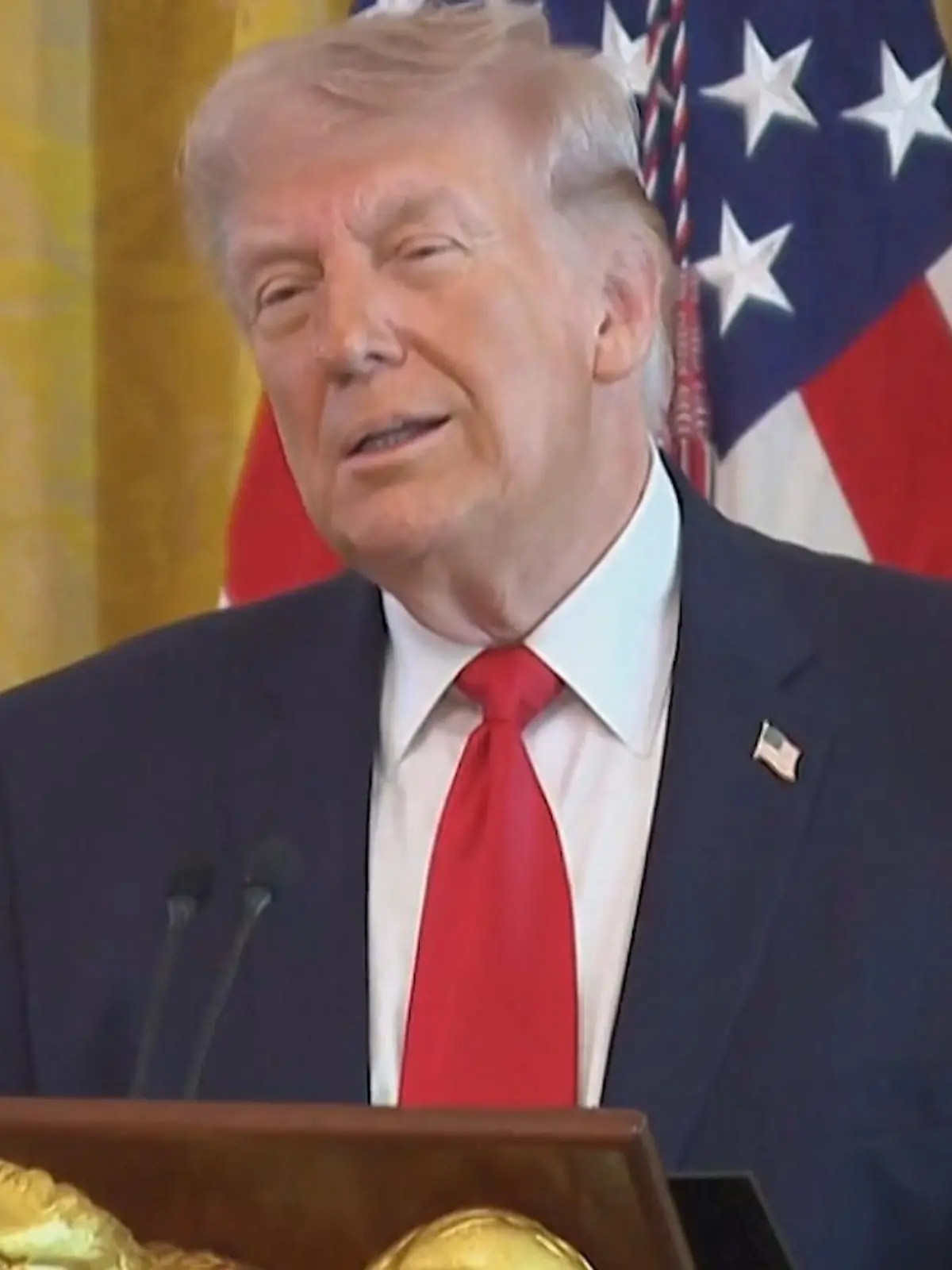 Bild zu: "Donald Trump spottet über Emmanuel Macron – weil dessen Frau ihn schlägt?"