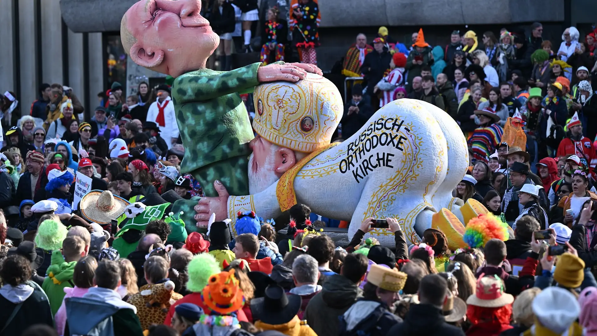 Besonders ein zwischen Kremlchef Wladimir Putin und Patriarch Kirill als Karikatur dargestellter Oralverkehr ist Gegenstand des umstrittenen Gerichtsverfahrens gegen den Karnevalisten Jacques Tilly. (Archivbild)