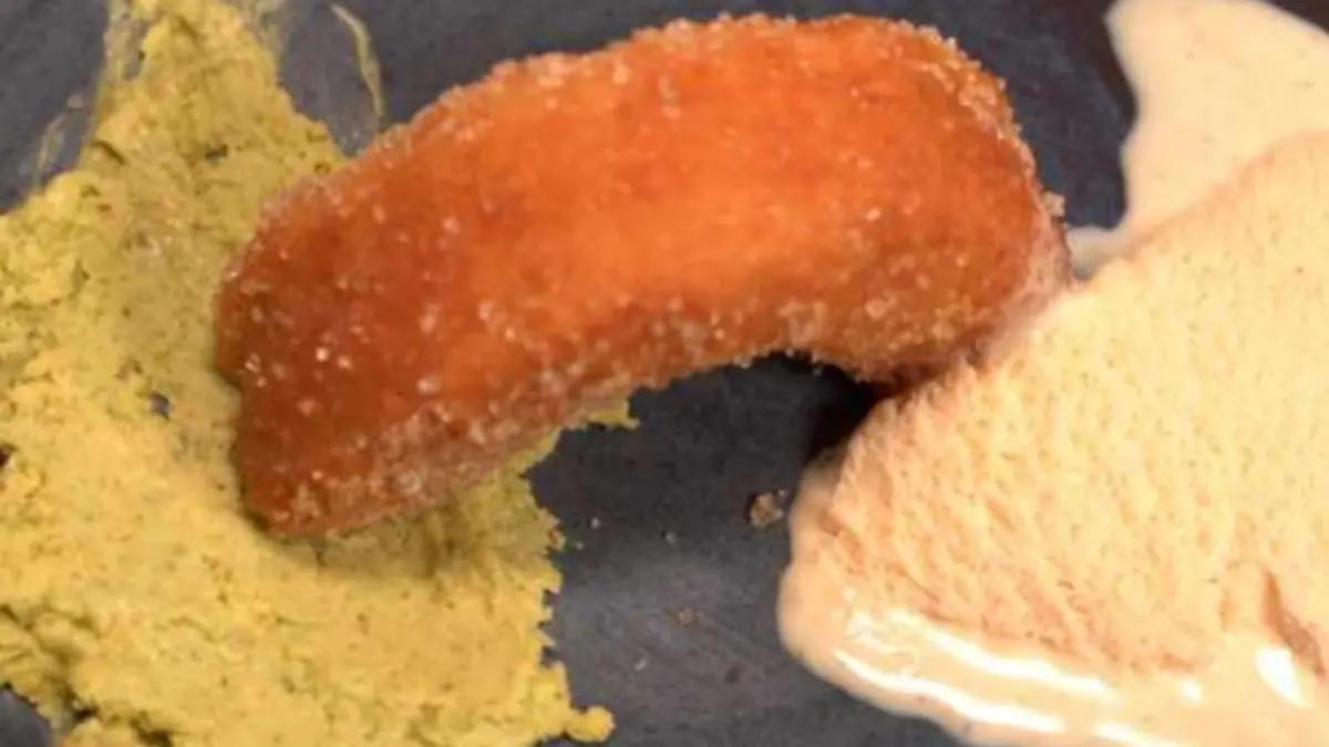 Cronuts mit Pistaziencreme-Füllung und Zimtschnecken-Eis