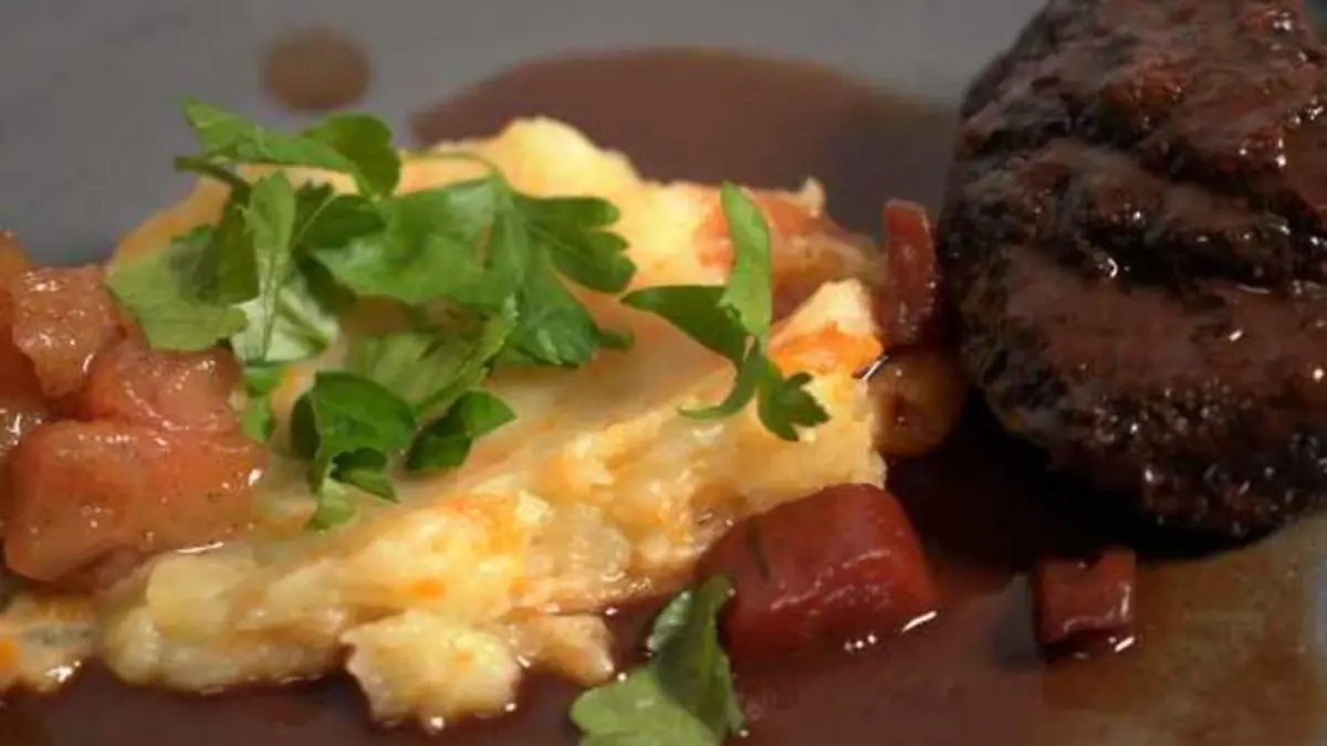 Sauerbraten mit Ochsenbäckchen, getrüffeltem Hot Spout und Birnenkompott