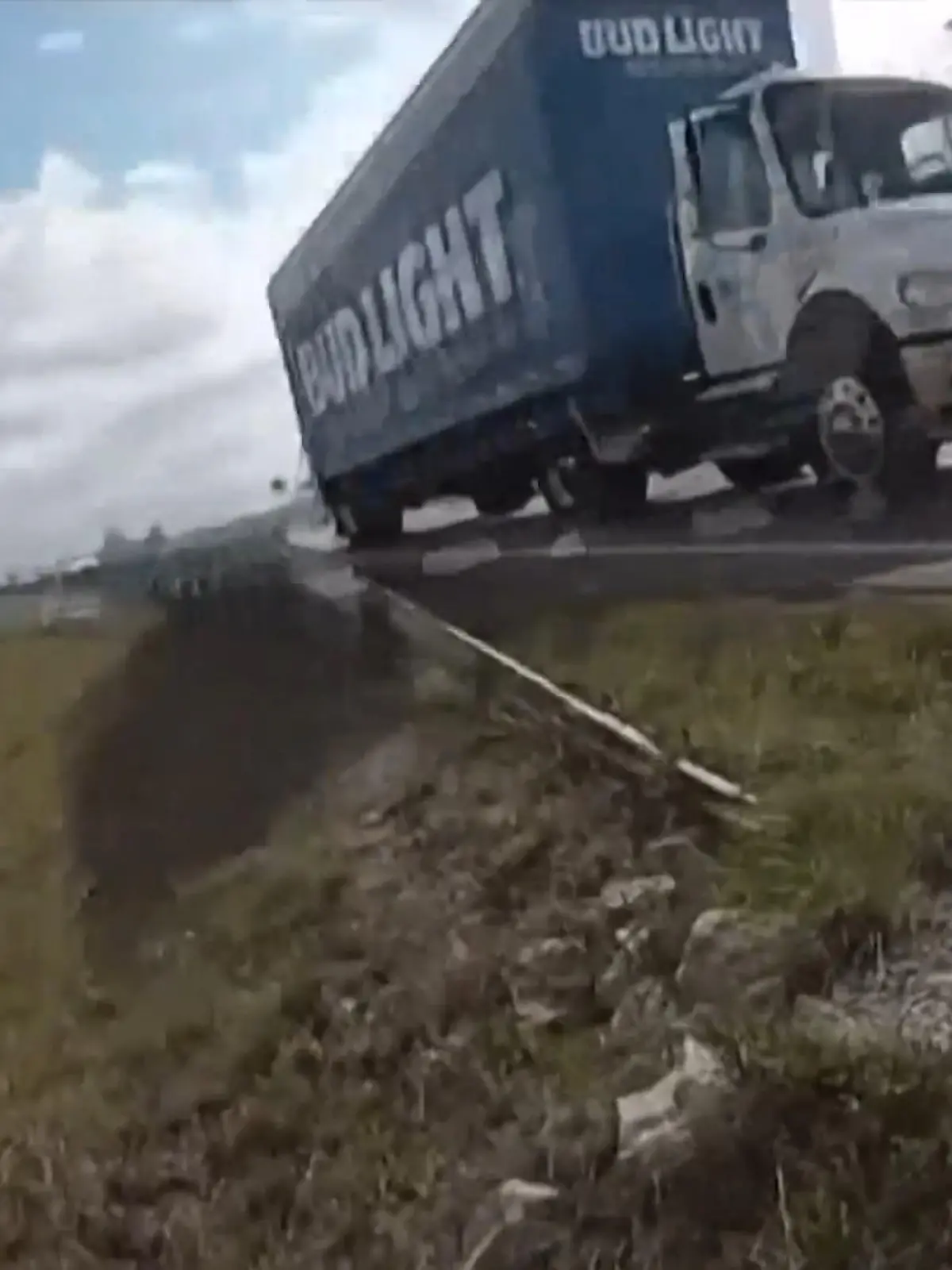 Bild zu: "Betrunkener klaut Lkw voller Bier – nur SO kann die Polizei ihn stoppen!"