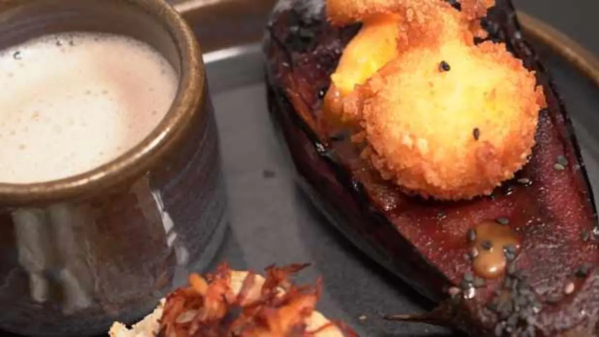 Birnenschaum-Cappuccino mit Baby-Miso-Aubergine und frittiertem Eigelb