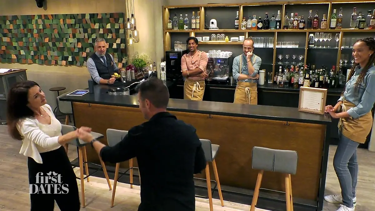 First Dates – Ein Tisch für zwei: Stefan und Beata tanzen vor der Bar im First-Dates-Restaurant. Roland Trettl und das Team schauen zu