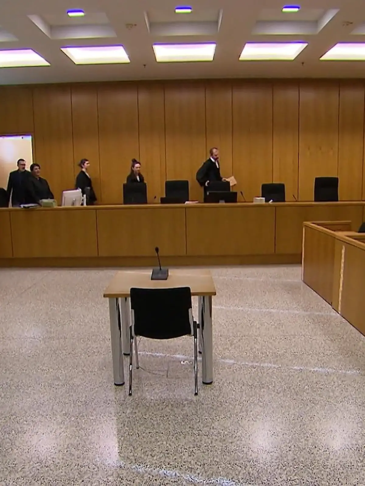 Bild zu: "Prozess um Autoradio-Diebstahl und Messerstecherei"