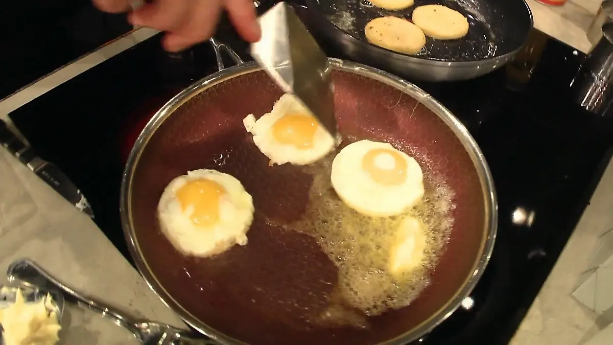 Grill den Henssler: Drei Spiegeleier werden in der Pfanne gebraten