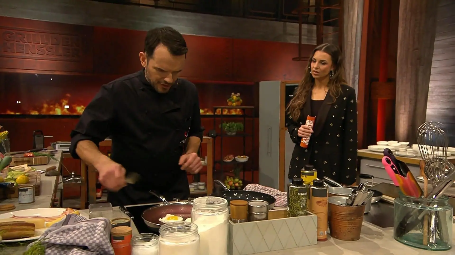 Grill den Henssler: Steffen Henssler am Herd, daneben Moderatorin Laura Wontorra