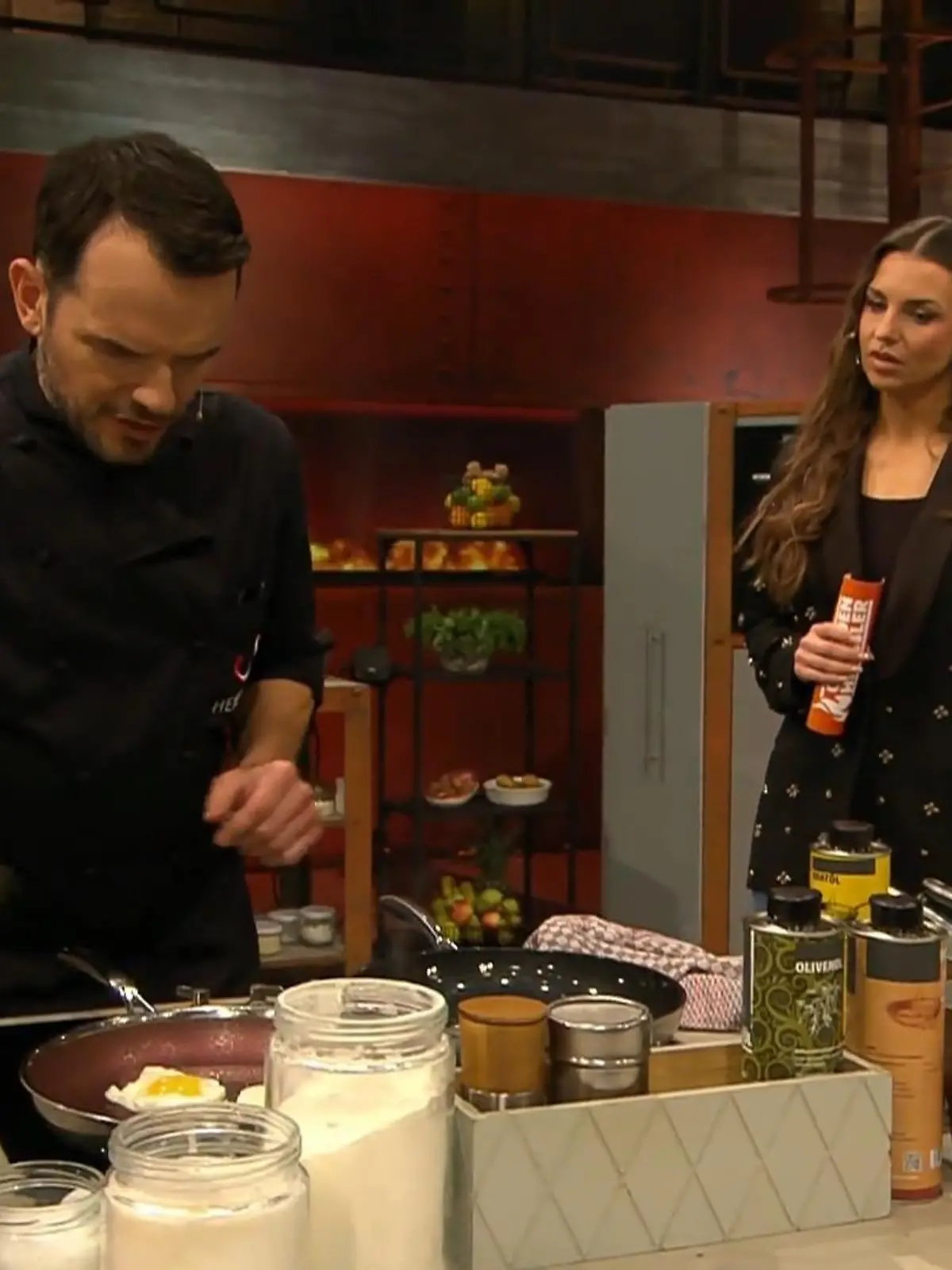 Grill den Henssler: Steffen Henssler am Herd, daneben Moderatorin Laura Wontorra