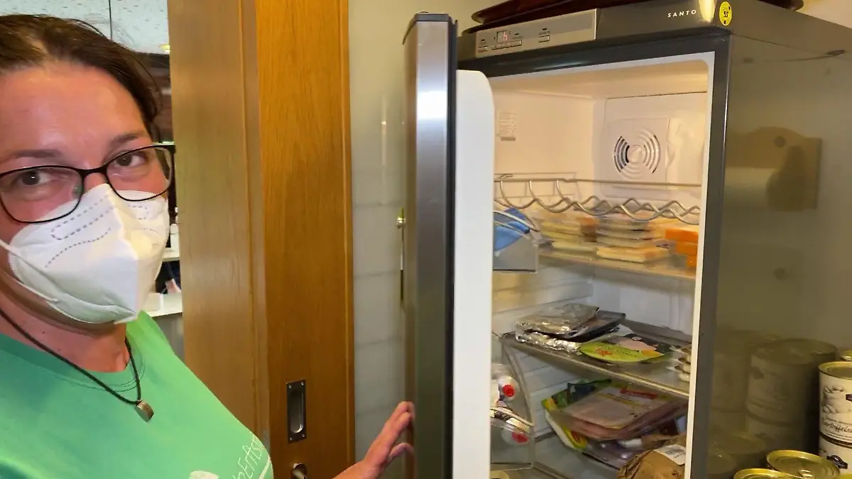 Stefanie Schwarz zeigt gespendete Lebensmittel im Kühlschrank.
