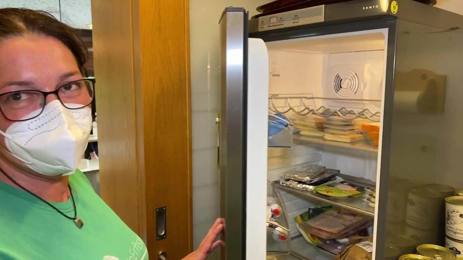 Stefanie Schwarz zeigt gespendete Lebensmittel im Kühlschrank.