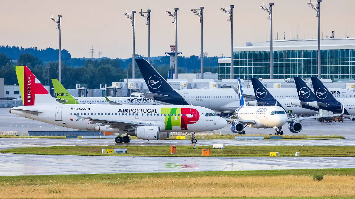 Abendlicher Flugbetrieb auf Start- und Landebahn des Münchner Flughafens, Oberding, 15.07.2025 Ein Passagierflugzeug der portugiesischen Fluggesellschaft TAP Air Portugal mit der Registrierung CS-TTP rollt am Flughafen München vor mehreren abgestellten Maschinen, darunter Flugzeuge von airBaltic, Aegean Airlines und Lufthansa. Die abgebildete Maschine ist ein Airbus A319. TAP ist Mitglied der Star Alliance, und es bestehen aktuell Verhandlungen über eine mögliche Integration in die Lufthansa Group. Oberding Bayern Deutschland *** Evening flight operations on the runway at Munich Airport, Oberding, 15 07 2025 A passenger aircraft of the Portuguese airline TAP Air Portugal with the registration CS TTP taxis at Munich Airport in front of 20250714-286A5918-M4000