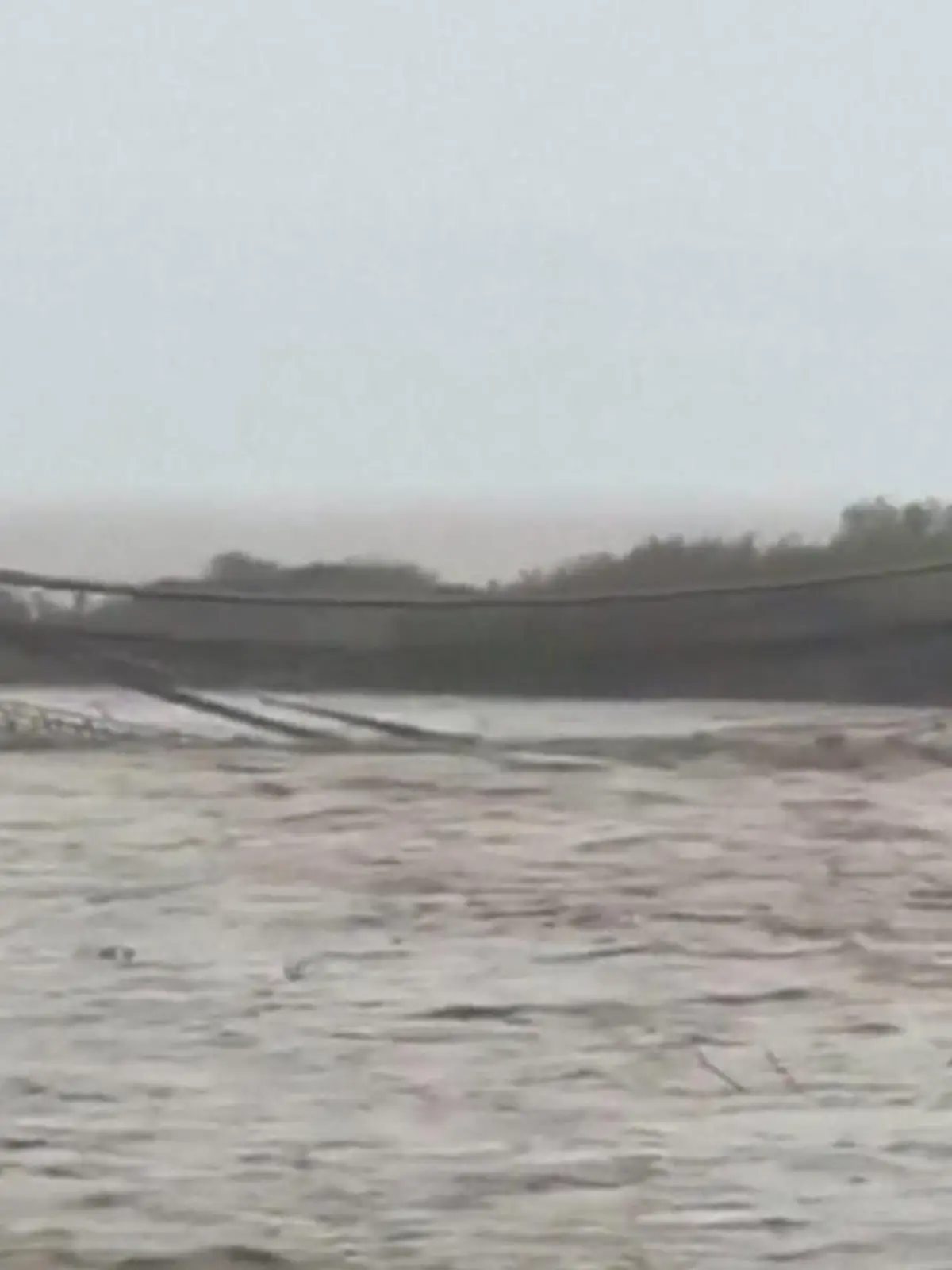 Bild zu: "Heftige Unwetter in Italien! Brücke nach Überschwemmung eingestürzt"