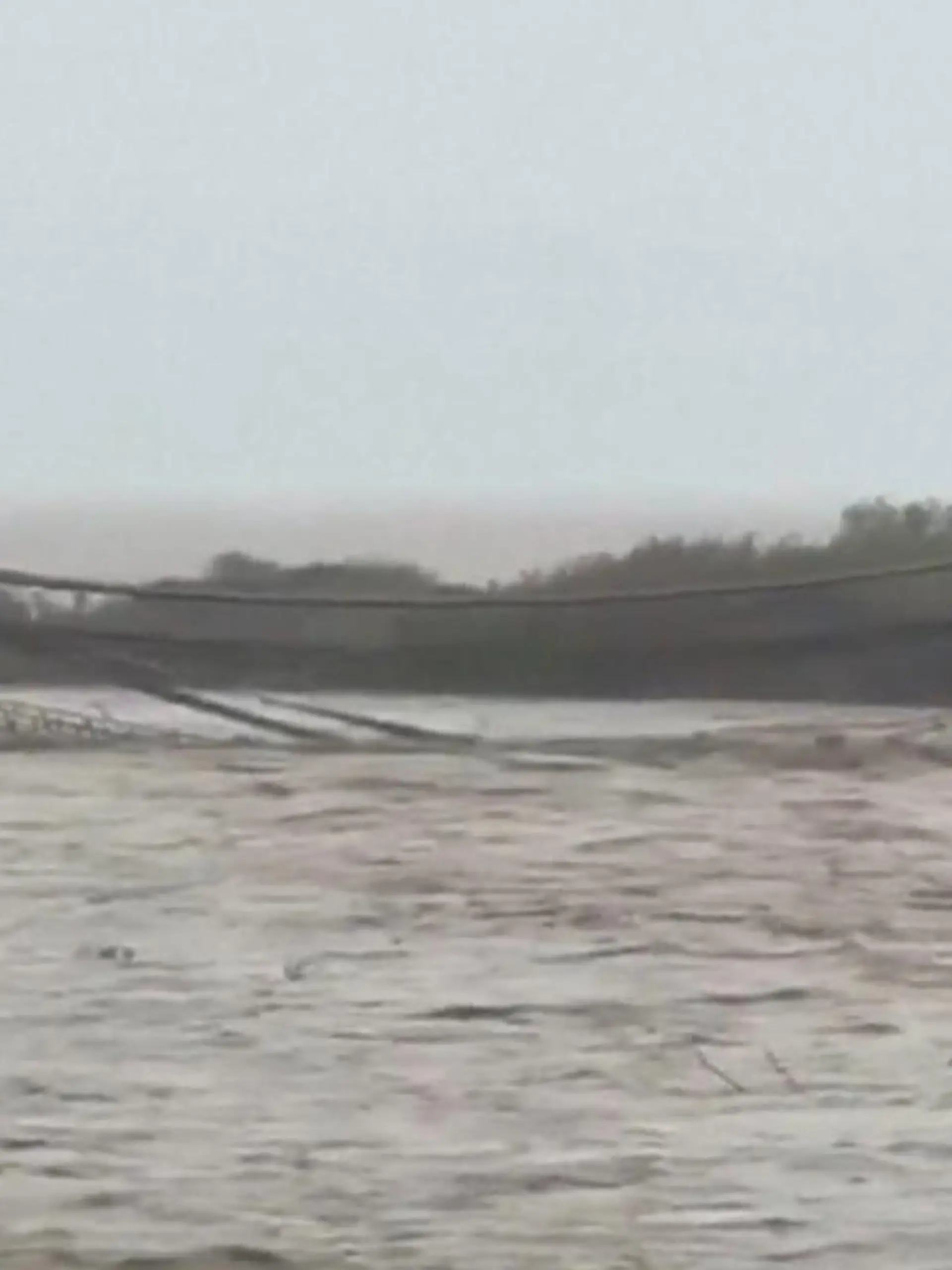 Bild zu: "Heftige Unwetter in Italien! Brücke nach Überschwemmung eingestürzt"