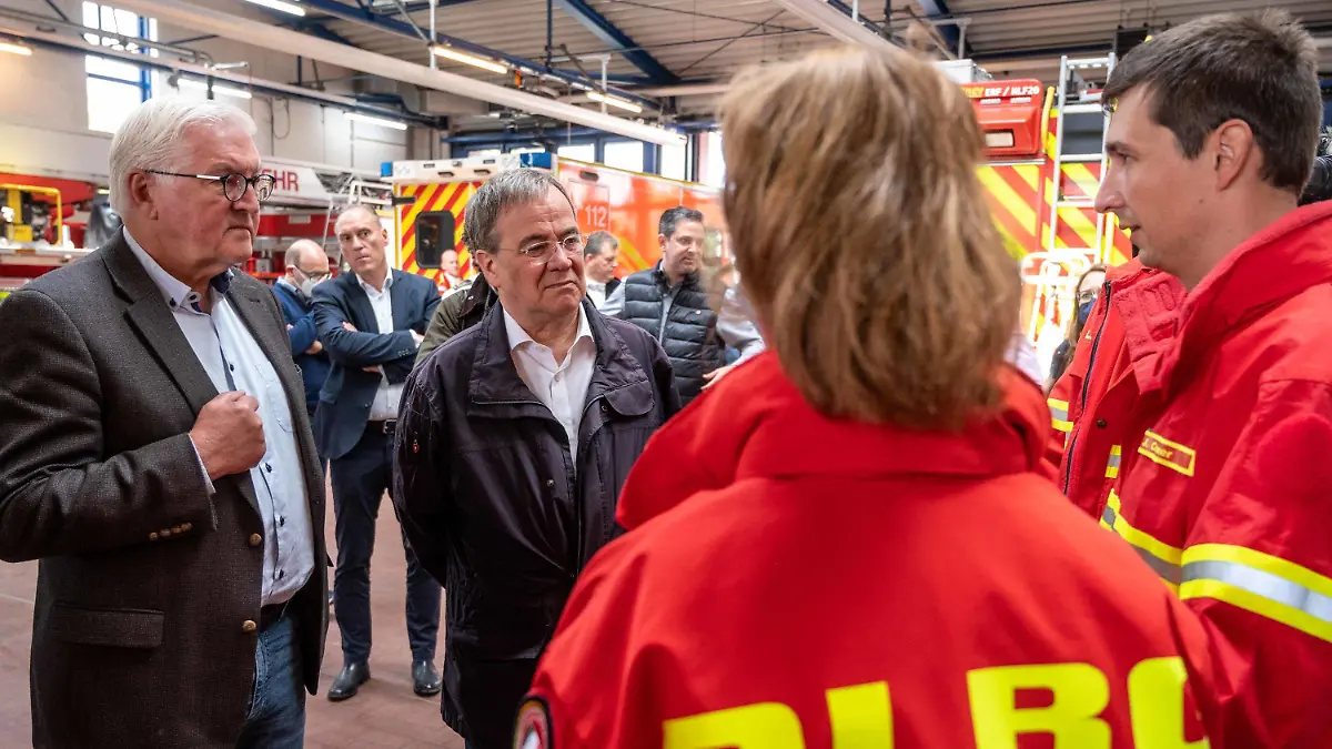 17.07.2021, Nordrhein-Westfalen, Erftstadt: Bundespräsident Frank-Walter Steinmeier (l) und Armin Laschet (CDU), Ministerpräsident von Nordrhein-Westfalen, unterhalten sich bei einem Besuch der Feuerwehrleitzentrale mit Helfern der Deutschen Lebens-Rettungs-Gesellschaft (DLRG). Foto: Marius Becker/dpa-Pool/dpa +++ dpa-Bildfunk +++
