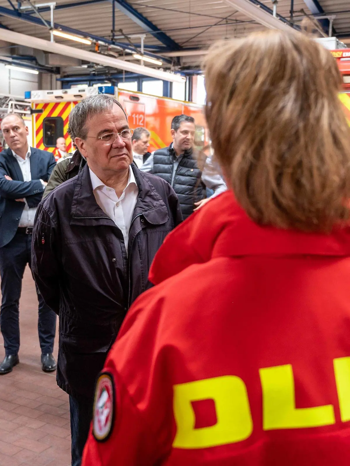 17.07.2021, Nordrhein-Westfalen, Erftstadt: Bundespräsident Frank-Walter Steinmeier (l) und Armin Laschet (CDU), Ministerpräsident von Nordrhein-Westfalen, unterhalten sich bei einem Besuch der Feuerwehrleitzentrale mit Helfern der Deutschen Lebens-Rettungs-Gesellschaft (DLRG). Foto: Marius Becker/dpa-Pool/dpa +++ dpa-Bildfunk +++