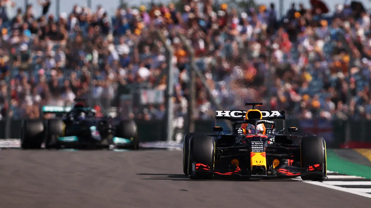 NORTHAMPTON, ENGLAND - JULY 17: Max Verstappen of the Netherlands driving the (33) Red Bull Racing RB16B Honda leads Lewis Hamilton of Great Britain driving the (44) Mercedes AMG Petronas F1 Team Mercedes W12 during the Sprint for the F1 Grand Prix of Great Britain at Silverstone on July 17, 2021 in Northampton, England. (Photo by Lars Baron/Getty Images)