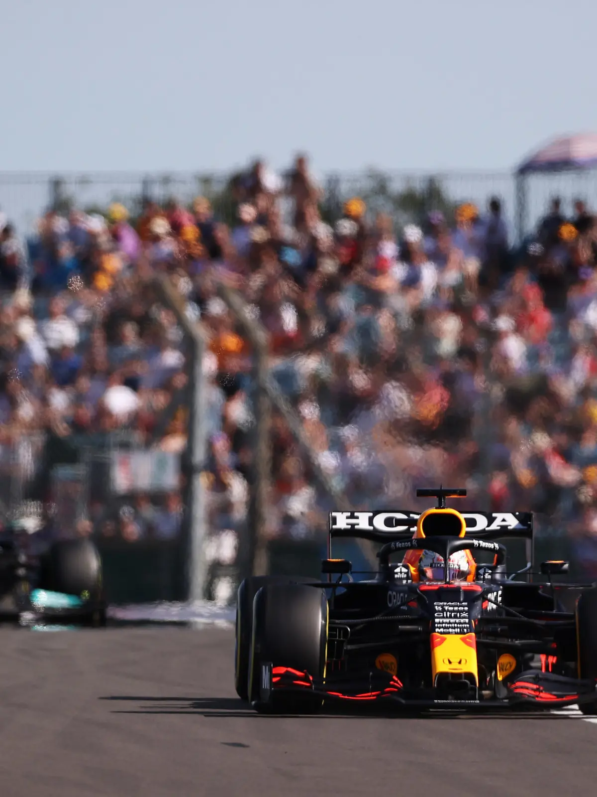 NORTHAMPTON, ENGLAND - JULY 17: Max Verstappen of the Netherlands driving the (33) Red Bull Racing RB16B Honda leads Lewis Hamilton of Great Britain driving the (44) Mercedes AMG Petronas F1 Team Mercedes W12 during the Sprint for the F1 Grand Prix of Great Britain at Silverstone on July 17, 2021 in Northampton, England. (Photo by Lars Baron/Getty Images)