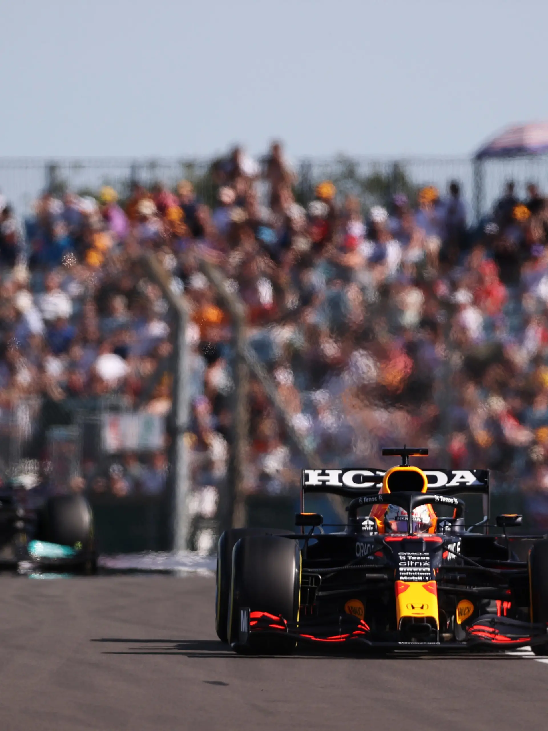 NORTHAMPTON, ENGLAND - JULY 17: Max Verstappen of the Netherlands driving the (33) Red Bull Racing RB16B Honda leads Lewis Hamilton of Great Britain driving the (44) Mercedes AMG Petronas F1 Team Mercedes W12 during the Sprint for the F1 Grand Prix of Great Britain at Silverstone on July 17, 2021 in Northampton, England. (Photo by Lars Baron/Getty Images)