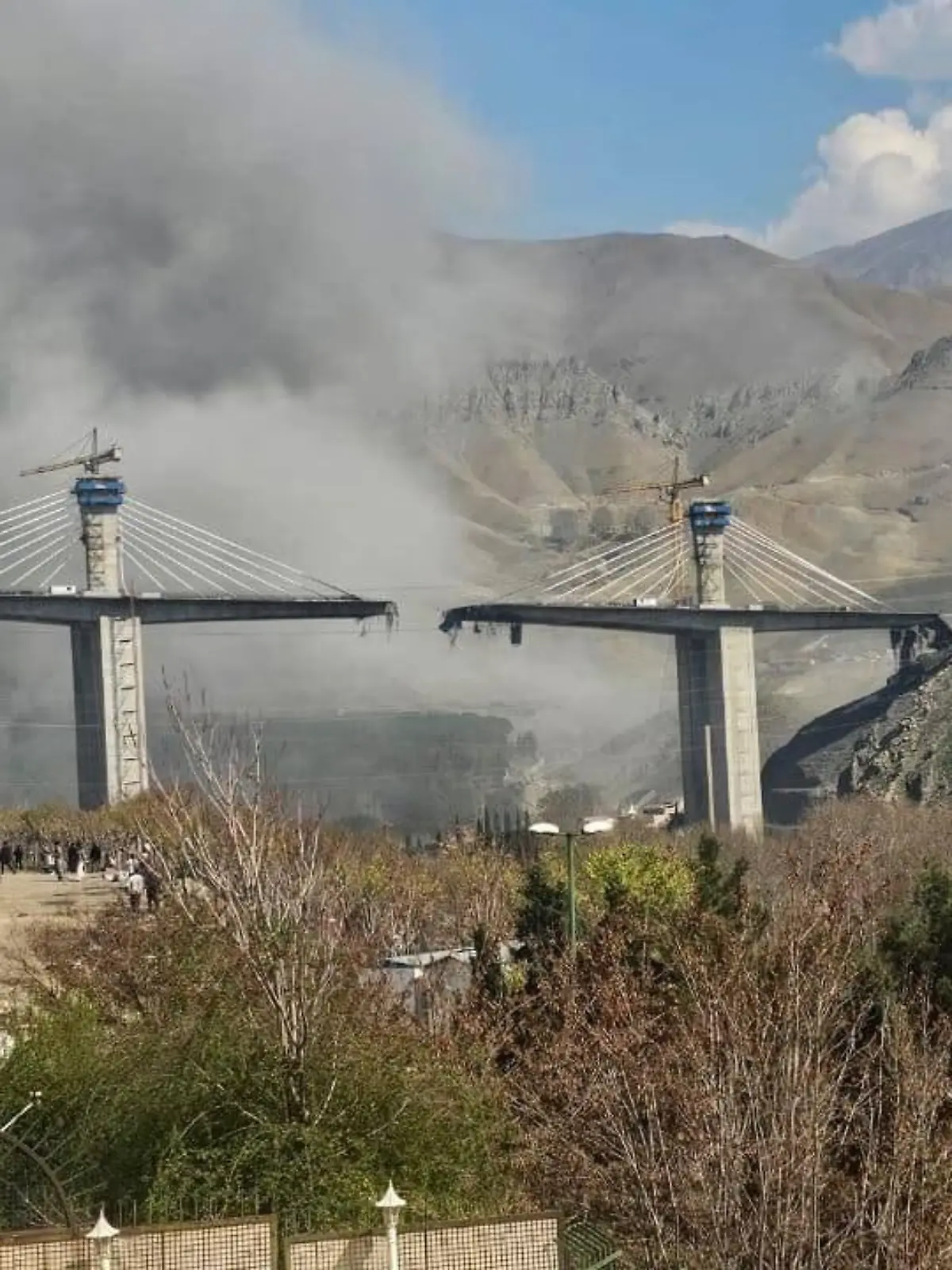 Bild zu: "Drama im Iran: Wichtige Brücke erneut zerstört – Rettungskräfte betroffen!"