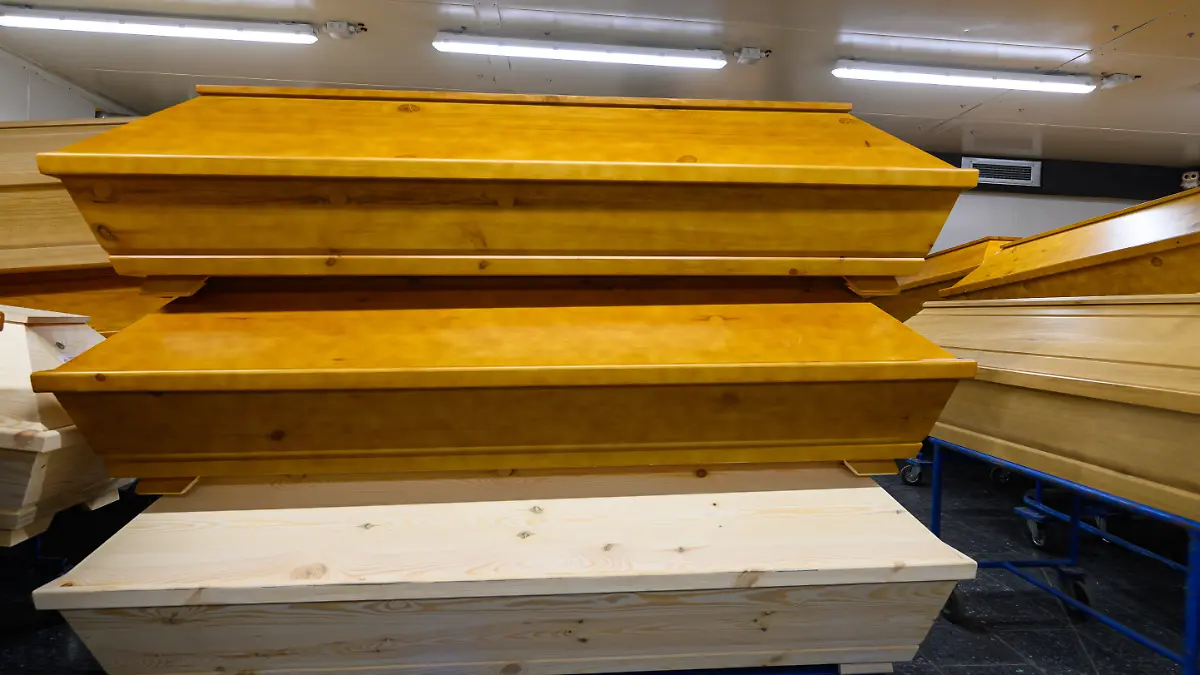 Särge mit Verstorbenen stehen im Krematorium übereinander auf Rollwagen in der Kühlhalle. (zu dpa: «Großbritannien: Jeder kann Bestatter sein und Leichen lagern») +++ dpa-Bildfunk +++