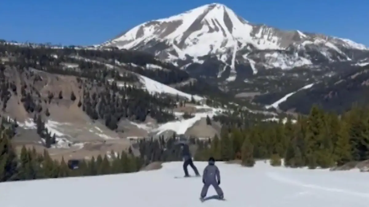 Wie süß! Prinz Harry und Sohnemann Archie auf Skiern Royale Pistenabfahrt