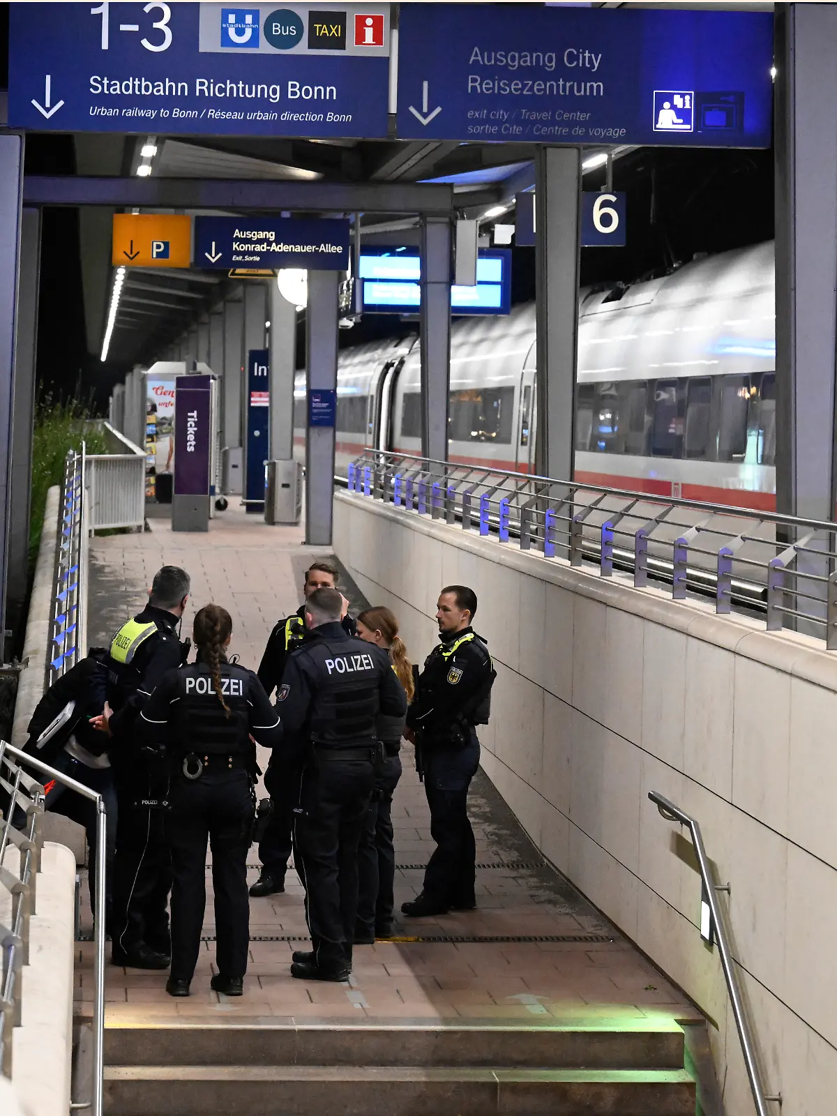 Polizisten stehen auf einem Bahnsteig im Bahnhof Siegburg, auf dem ein ICE der Deutschen Bahn steht. Ein Mann hat laut Bundespolizei in einem ICE in Nordrhein-Westfalen mit einem Anschlag gedroht und mehrere Menschen leicht verletzt. (zu dpa: «Anschlagsdrohung in ICE – Mann bleibt in Gewahrsam») +++ dpa-Bildfunk +++