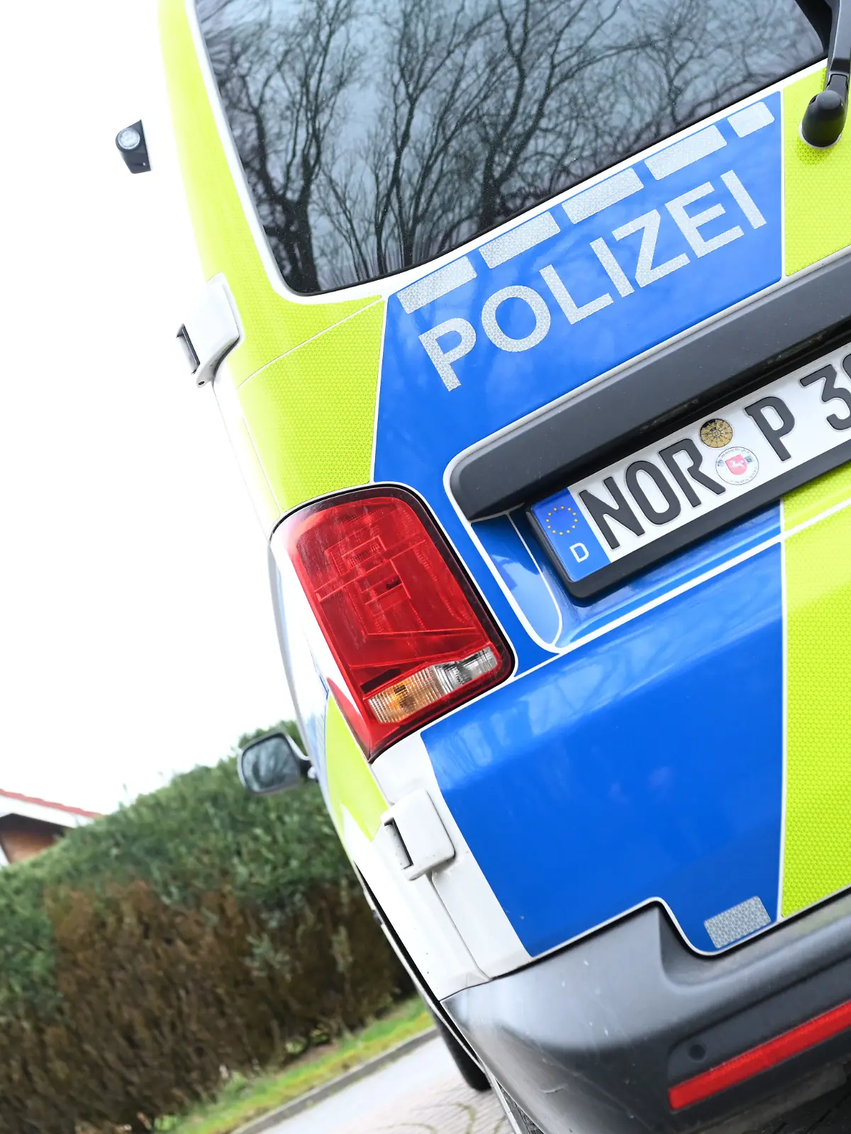 Mehrere Grundstücke und Bauernhöfe in dem Ort im Landkreis Wittmund wurden nach Angaben eines dpa-Reporters durchsucht.