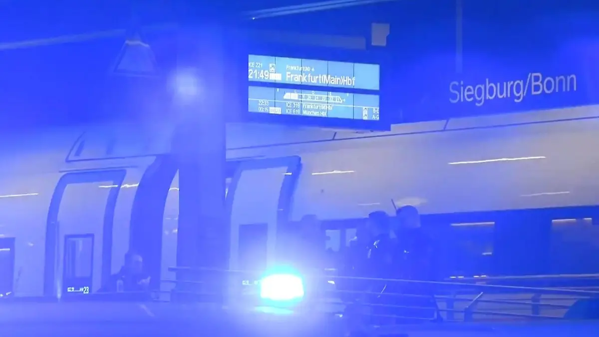 Aufregung in Siegburg! Mann droht im ICE mit Anschlag – zwölf Leichtverletzte Täter hatte Messer im Rucksack