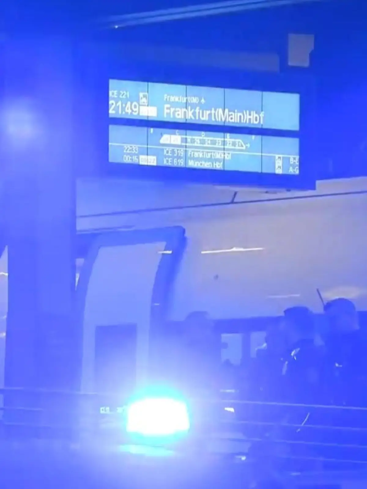 Bild zu: "Aufregung in Siegburg! Mann droht im ICE mit Anschlag – zwölf Leichtverletzte"