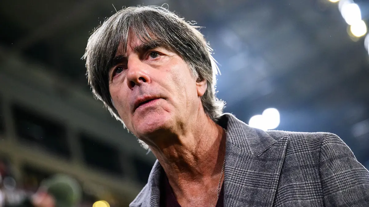 Bald wieder im Stadion an der Seitenlinie? Es gibt Spekulationen um Joachim Löw. (Archivbild)