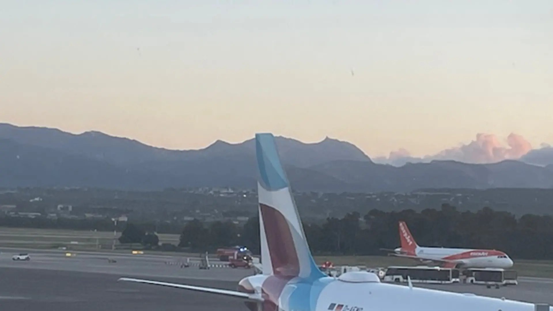 Auf dem Rollfeld steht schon die EasyJet-Maschine. Doch sie sollte nicht mehr starten. Dann kam ein Aufgebot der Feuerwehr.