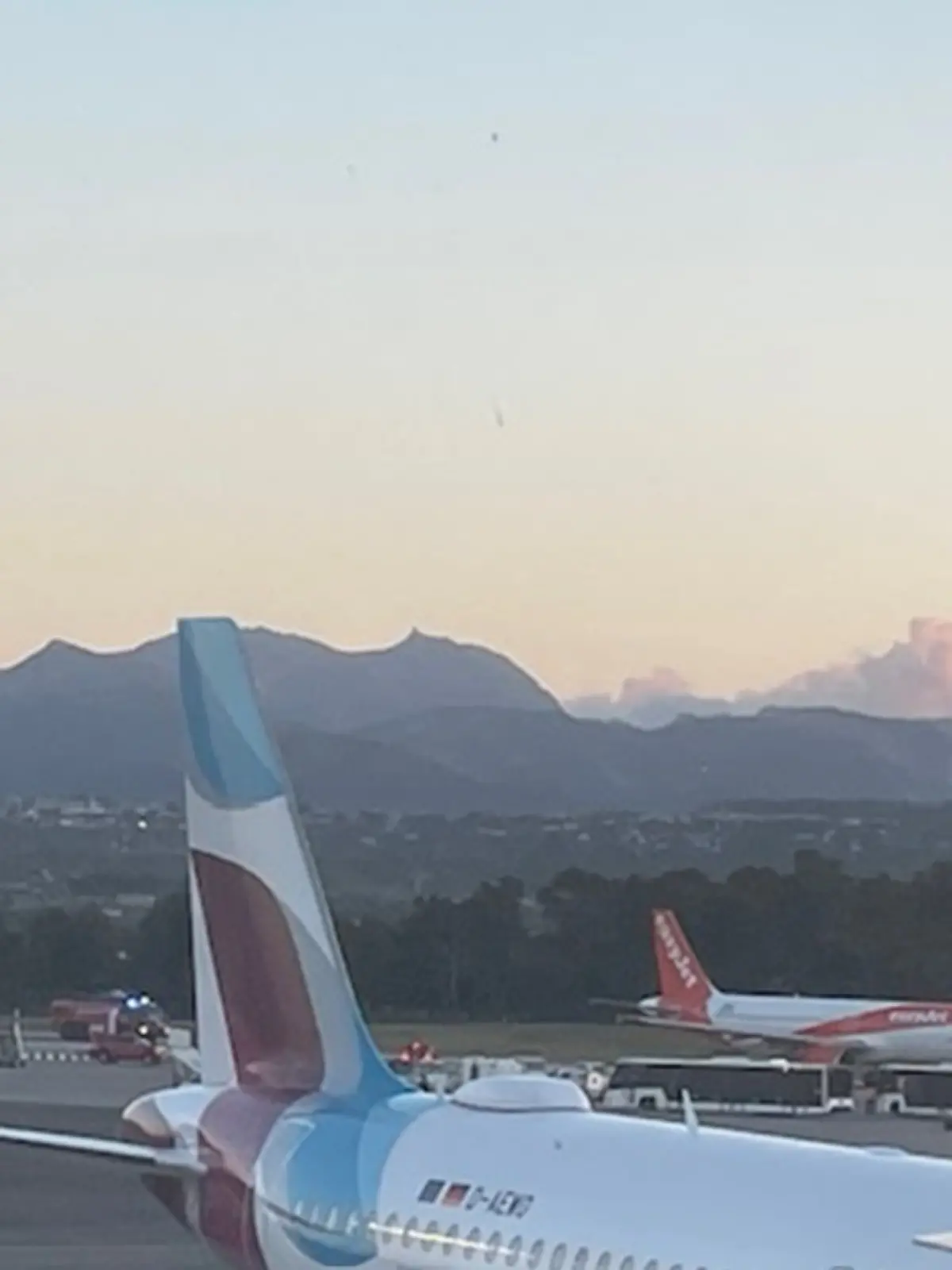 Auf dem Rollfeld steht schon die EasyJet-Maschine. Doch sie sollte nicht mehr starten. Dann kam ein Aufgebot der Feuerwehr. 