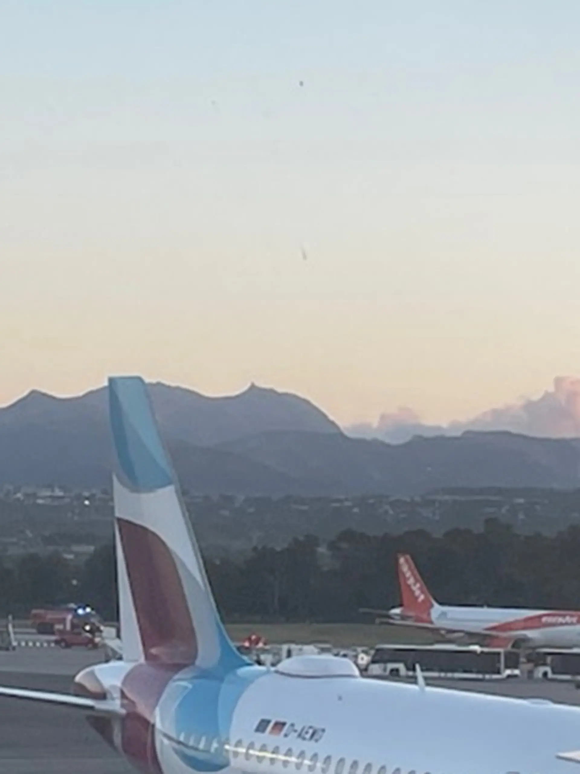 Auf dem Rollfeld steht schon die EasyJet-Maschine. Doch sie sollte nicht mehr starten. Dann kam ein Aufgebot der Feuerwehr. 