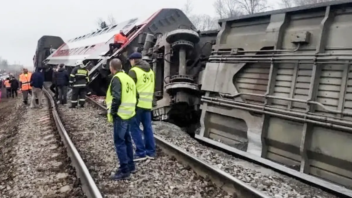 Ein entgleister Personenzug liegt nahe den Gleisen, Einsatzkräfte stehen auf dem Bahndamm zwischen umgestürzten Waggons. Das Unglück ereignete sich auf der Strecke Moskau nach Tscheljabinsk. +++ dpa-Bildfunk +++
