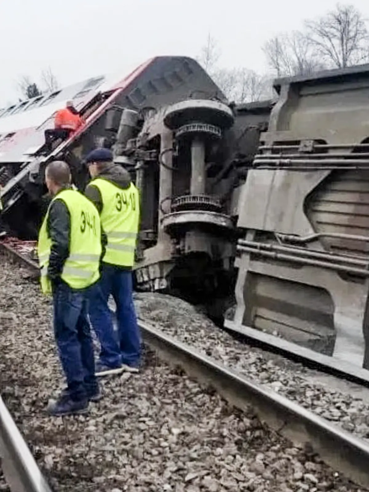 Ein entgleister Personenzug liegt nahe den Gleisen, Einsatzkräfte stehen auf dem Bahndamm zwischen umgestürzten Waggons. Das Unglück ereignete sich auf der Strecke Moskau nach Tscheljabinsk. +++ dpa-Bildfunk +++