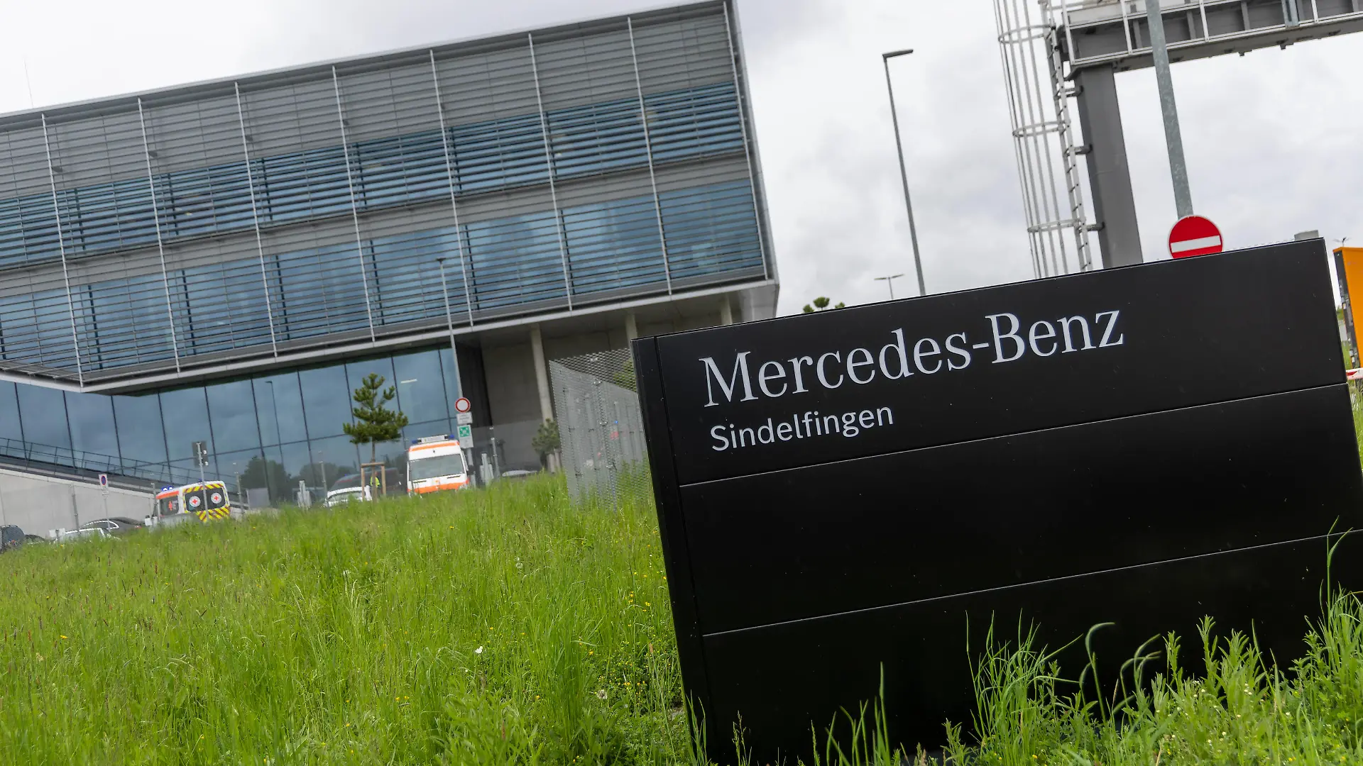 Sindelfingen, Schuesse auf dem Werksgelaende von Mercedes-Benz, 11.05.2023 Die betroffene Factory 56, im Vordergrund ein Mercedes-Benz Schild. Bei Schuessen auf einem Werksgelaende von Mercedes-Benz in Sindelfingen sind zwei Menschen getoetet worden. Die Polizei nahm einen 53-jaehrigen Tatverdaechtigen fest. Bei der betroffenen Halle handelt es sich um die neue Factory 56, in dieser wird die S-Klasse produziert. Die Halle wurde evakuiert. *** Sindelfingen, shooting on the premises of Mercedes Benz, 11 05 2023 The affected Factory 56, in the foreground a Mercedes Benz sign Two people were killed in a shooting on the premises of Mercedes Benz in Sindelfingen Police arrested a 53-year-old suspect The affected hall is the new Factory 56, w Copyright: xDennisxDuddek/xEibnerxPressefotox EP_DDK