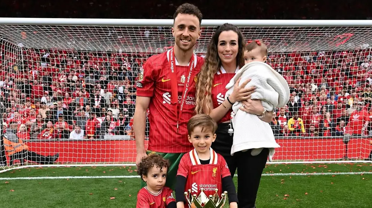 Diogo Jota mit seiner Frau Rute Cardoso und den drei Kindern