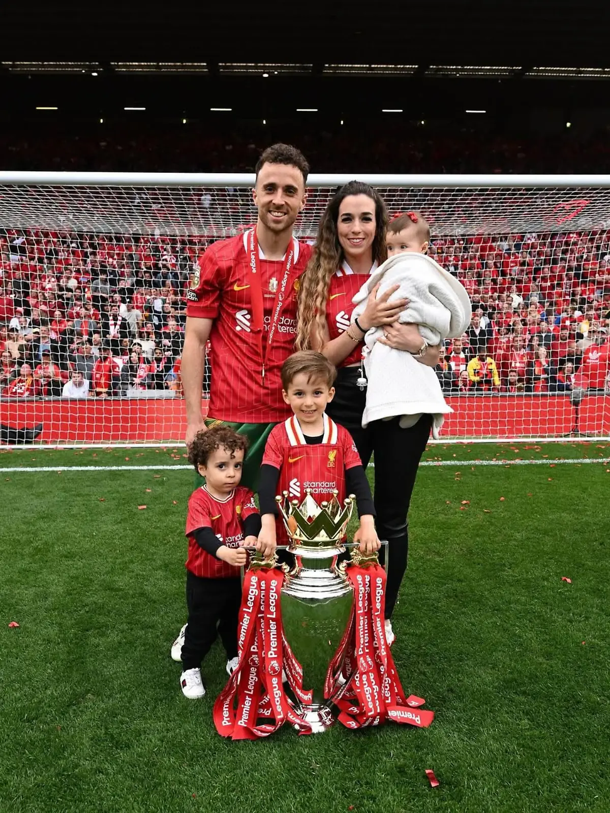 Diogo Jota mit seiner Frau Rute Cardoso und den drei Kindern