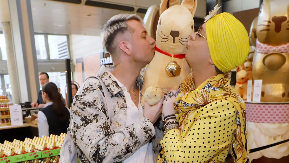 Promis unterstützen Gold Osterhasen Aktion für den guten Zweck in Hamburg