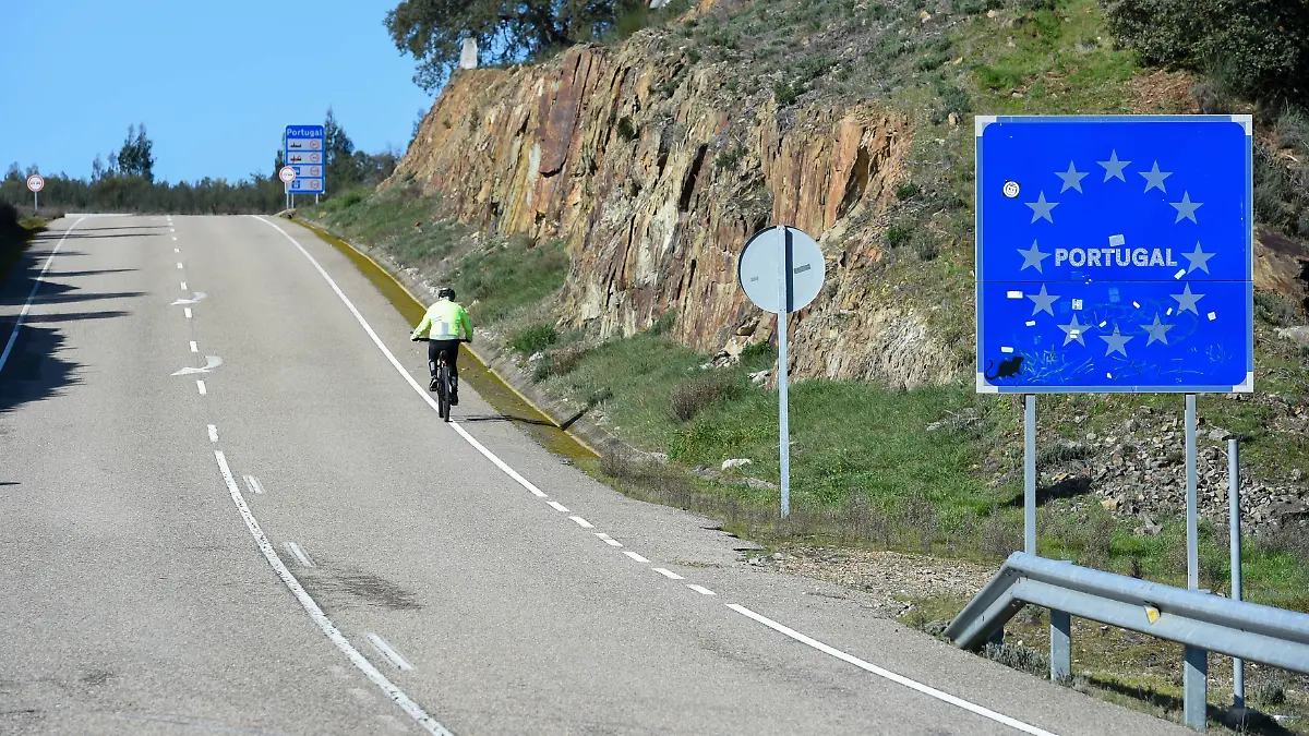 Straße an der Grenze in Portugal
