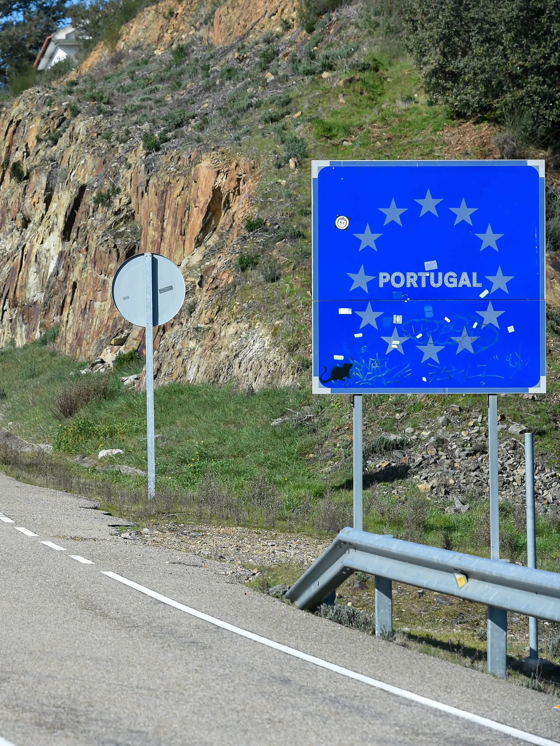 Straße an der Grenze in Portugal