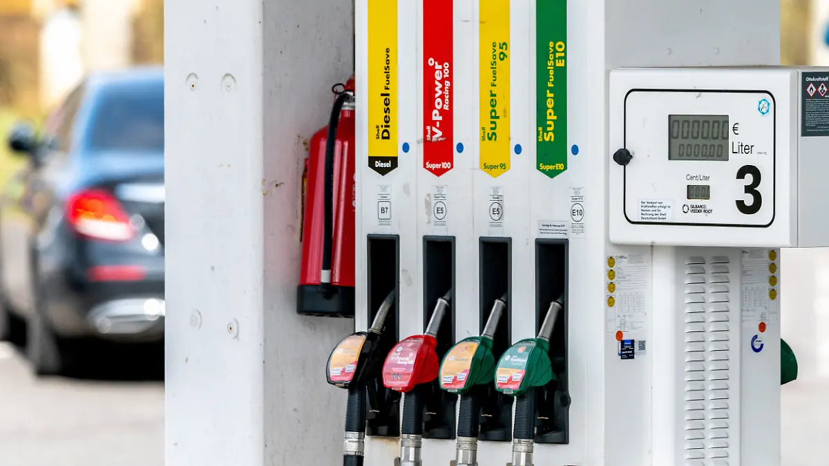 Schleswig, Tanksaeule mit vier Zapfpistolen fuer Shell FuelSave Diesel (B7), Shell V-Power Racing 100 (E5), Shell FuelSave Super 95 (E5) und Shell FuelSave Super E10 (E10) und an einer Shell-Tankstelle. Die Royal Dutch Shell (RDS) ist eines der weltweit groessten Mineraloel- und Erdgas-Unternehmen. Der Konzern ist in mehr als 140 Laendern aktiv. +++ Nur fuer redaktionelle Nutzung +++ Only for editorial use +++