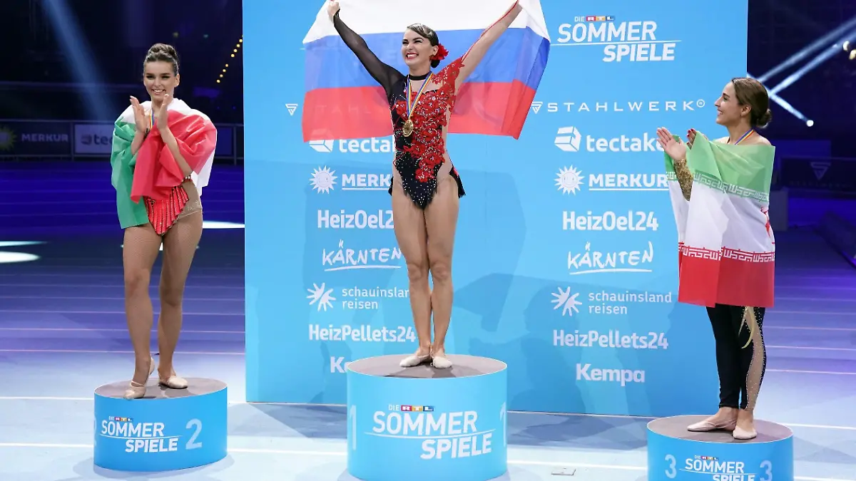 RTL Sommerspiele: Siegerehrung Rhythmische Sportgymnastik Renata Lusin (M.), Lili Paul-Roncalli und Nina Moghaddam.(r.).