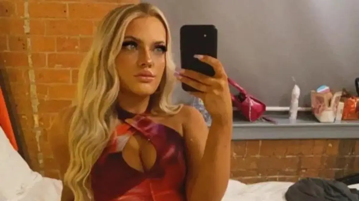 Samantha Griffiths macht ein Spiegel-Selfie auf ihrem Bett.