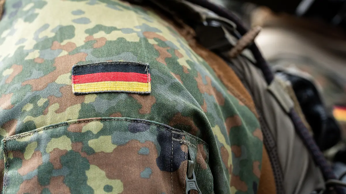 GETEX 2026: Gemeinsame Terrorabwehrübung von Bayerischer Polizei und Bundeswehr in Dachau. Es trainieren rund 300 Einsatzkräfte die Abwehr komplexer Sabotage- und Anschlagsszenarien in einem Dynamic Display. Detailaufnahme eines Soldaten der Bundeswehr mit Deutschlandabzeichen auf der Tarnuniform, Symbolfoto, Symbolbild, Symbol