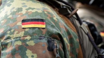 Männer (17-45): Bundeswehr muss Ausreise ab 2026 genehmigen