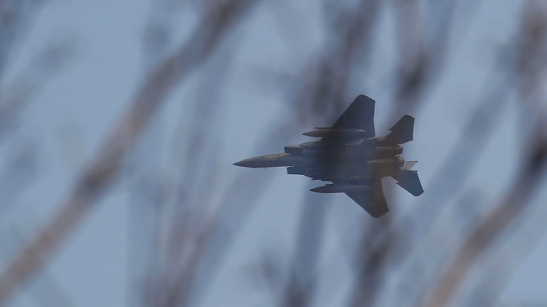 Ein Kampfjet (F-15E) der USA wurde über dem Iran abgeschossen, ein Pilot wird noch gesucht.