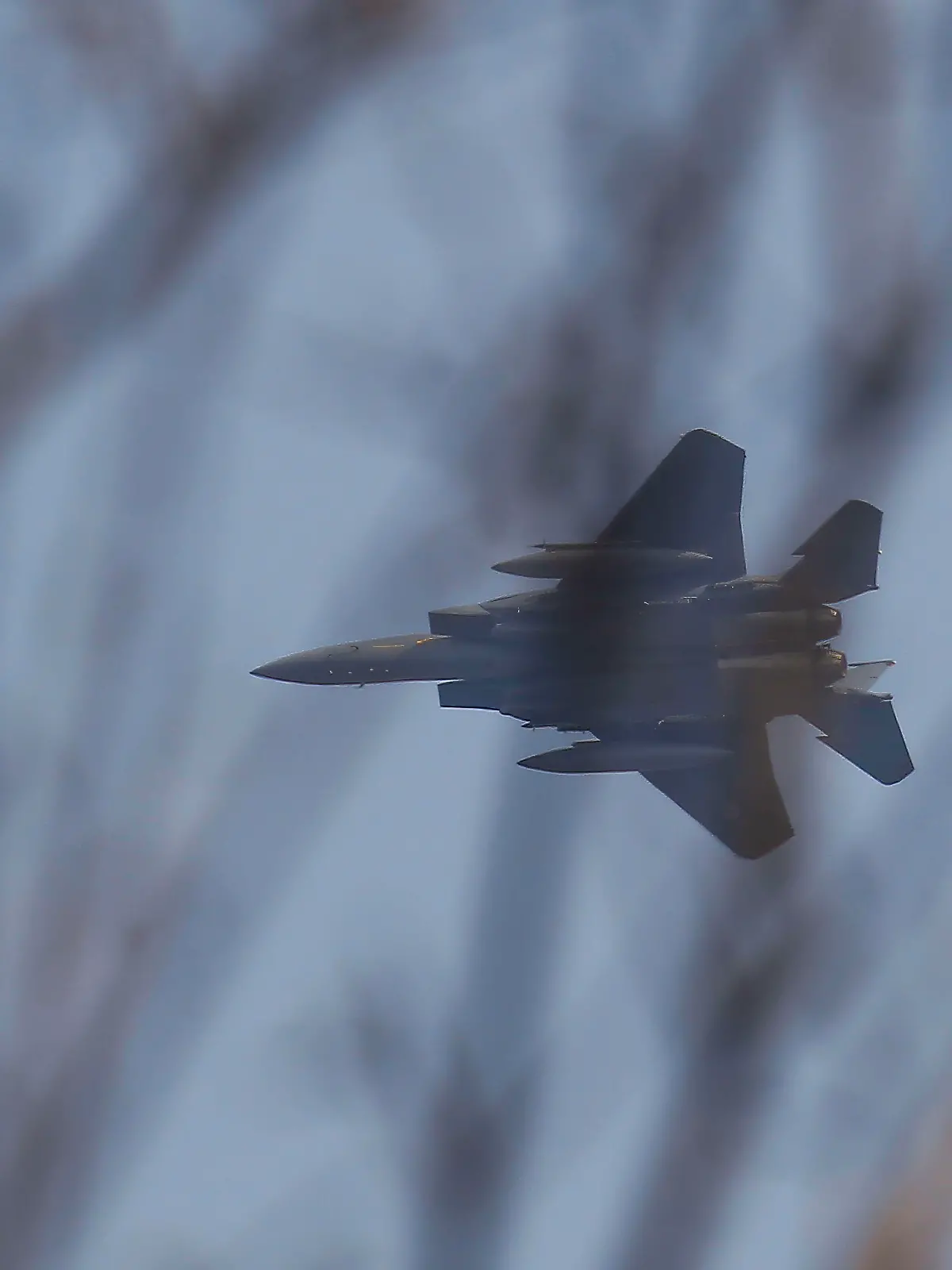 Ein Kampfjet (F-15E) der USA wurde über dem Iran abgeschossen, ein Pilot wird noch gesucht.