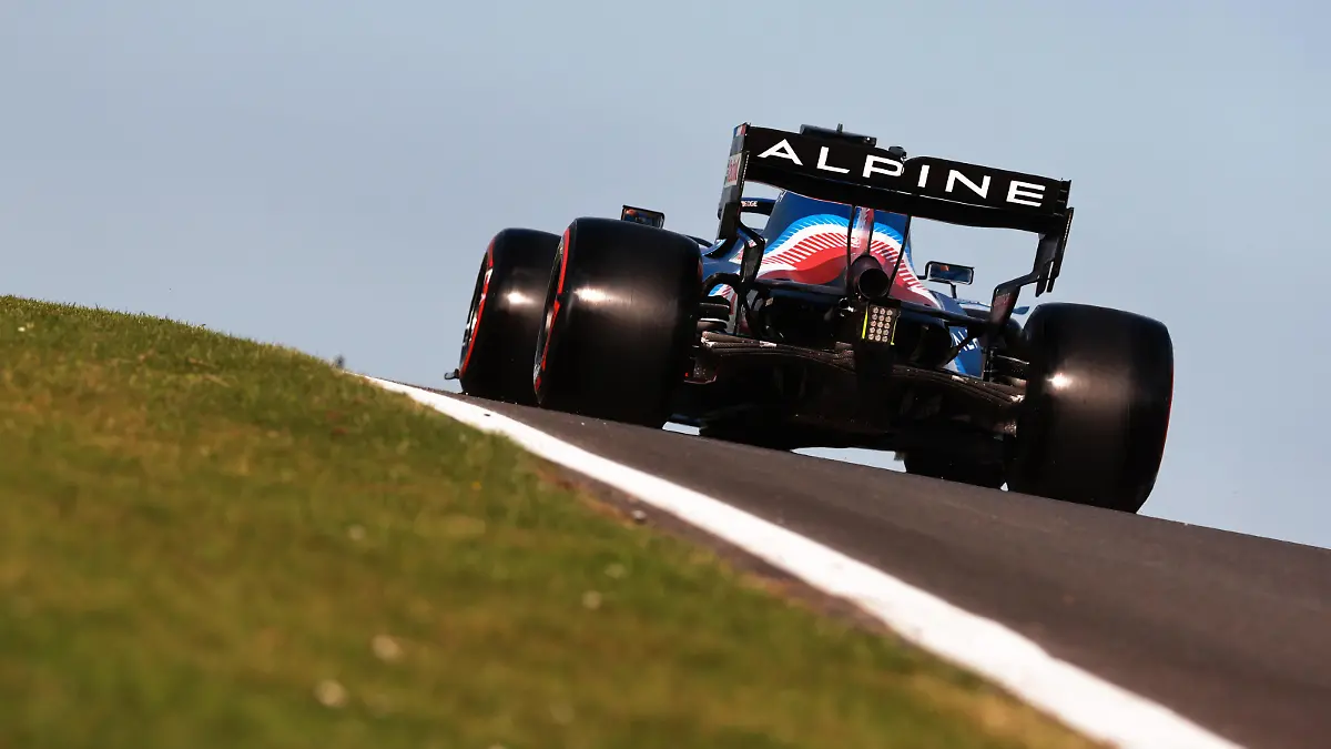 NORTHAMPTON, ENGLAND - JULY 16: Fernando Alonso of Spain driving the (14) Alpine A521 Renault  during qualifying ahead of the F1 Grand Prix of Great Britain at Silverstone on July 16, 2021 in Northampton, England. (Photo by Mark Thompson/Getty Images)